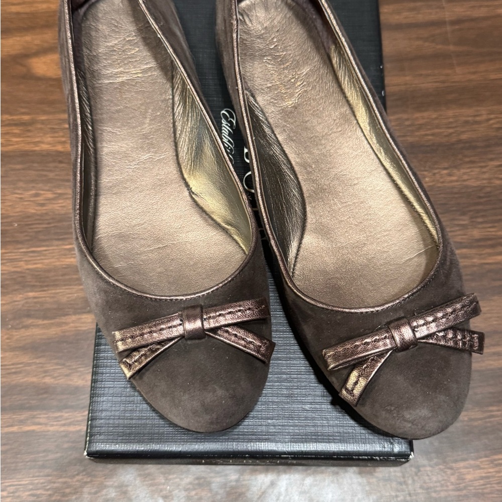 3/$20 Talbots Chocolate Brown Flats with Bronze Bow